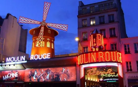 Montmartre from Moulin Rouge to Sacré Coeur Night Tour with Glass of Champagne