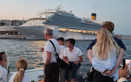 Istanbul Bosphorus Boat Cruise Tour ( MORNİNG or SUNSET )