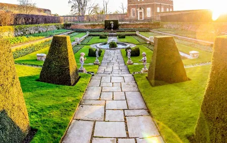 Hampton Court Walking Tour