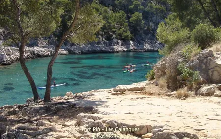 A guided day of exploration in sea kayaking, discovery of the National Park.