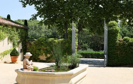 The wines of the Luberon, the Château de Lourmarin & Bastide du Laval olive oil 