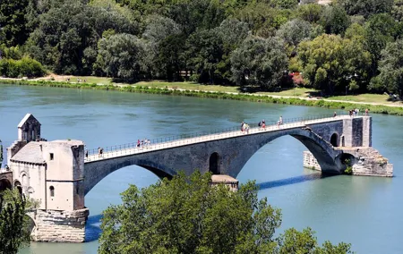 Avignon Palais des Papes, food market & Isle sur la Sorgue 