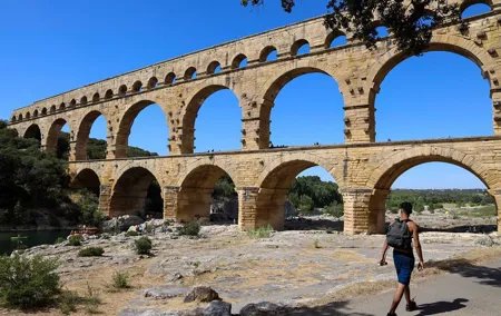 Pont du Gard to Villeneuve Les Avignon & Châteauneuf du Pape wine private tour