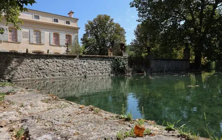 Aix-en-Provence old town, wine & art of Châteaux Beaupré & Bonisson private tour