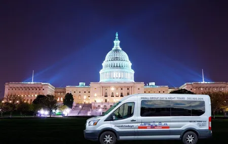 Small Group National Mall Night Tour with 10 Top Attractions