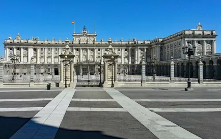Selfguided mystery hunt by The Royal Palace in Madrid