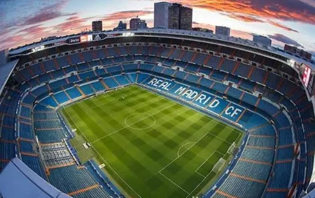 3 Hours Bike tour from the City center to Santiago Bernabeu and it's Museum