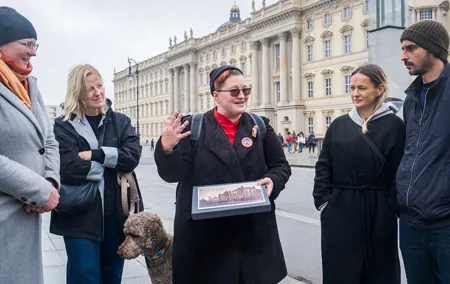 Berlin Christmas History Tour in Nikolaiviertel